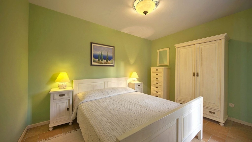 Bedroom with double bed and chest of drawers