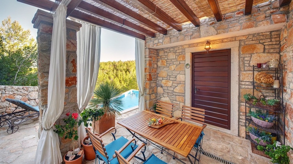 Covered terrace with dining table