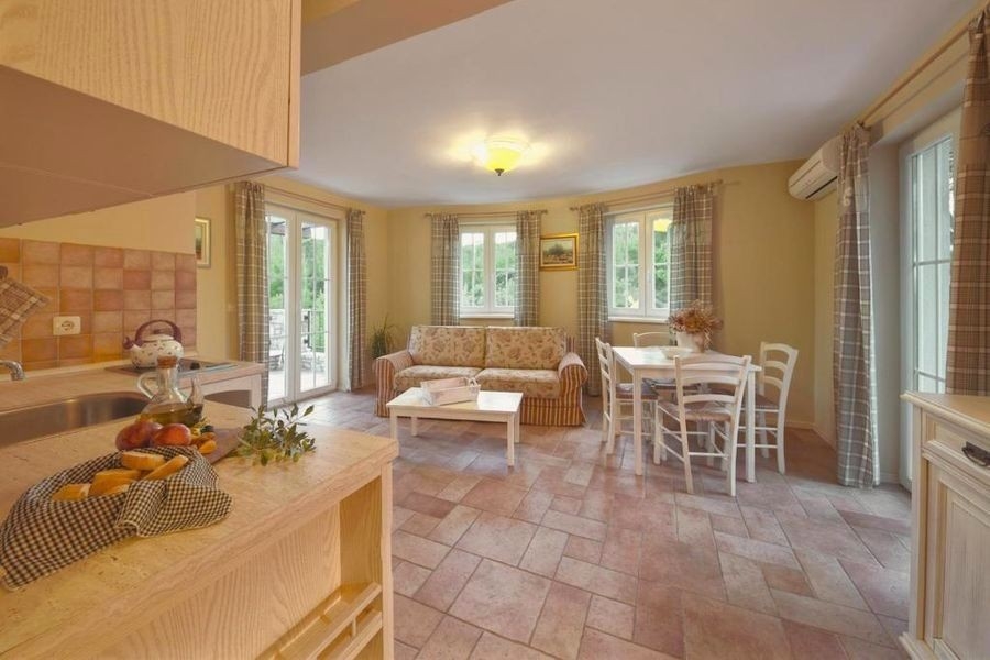 Living area with kitchen and dining table