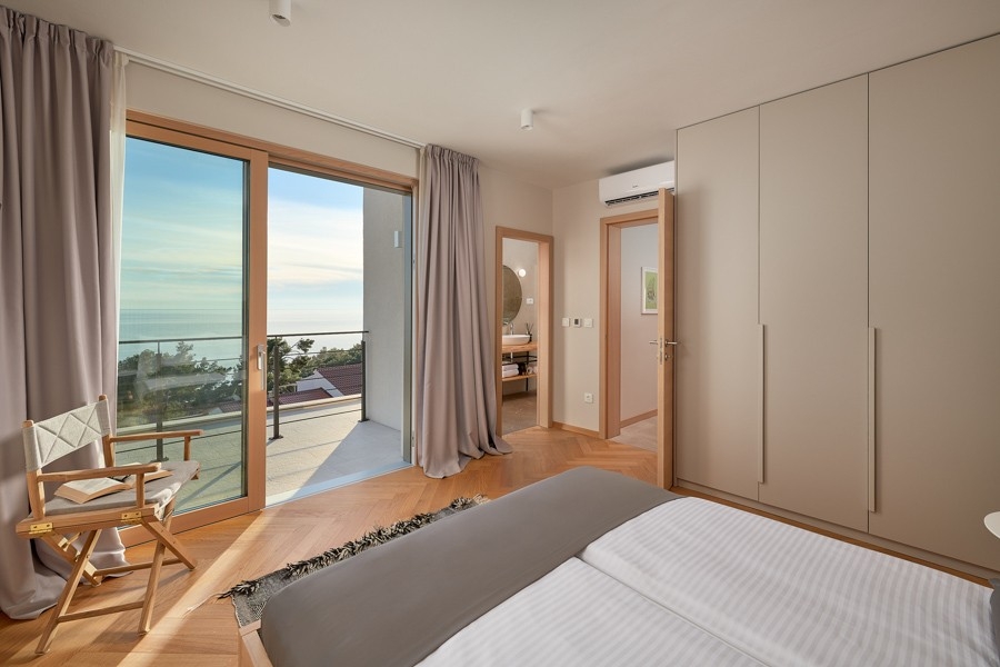Bedroom with double bed and built-in wardrobe