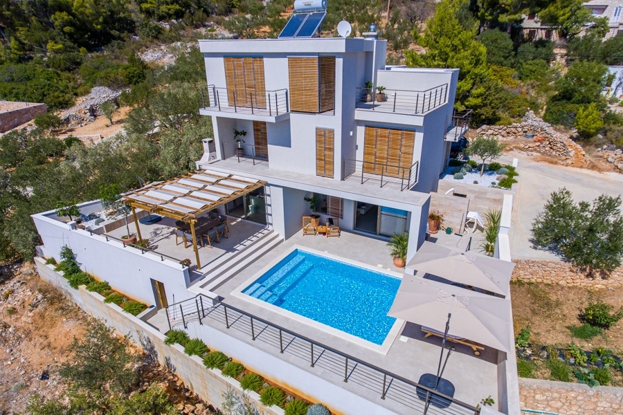 Villa with swimming pool and pergola from above