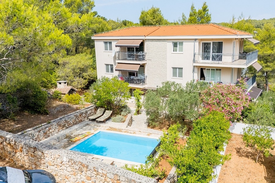 Villa with pool and six apartments on the island of Hvar
