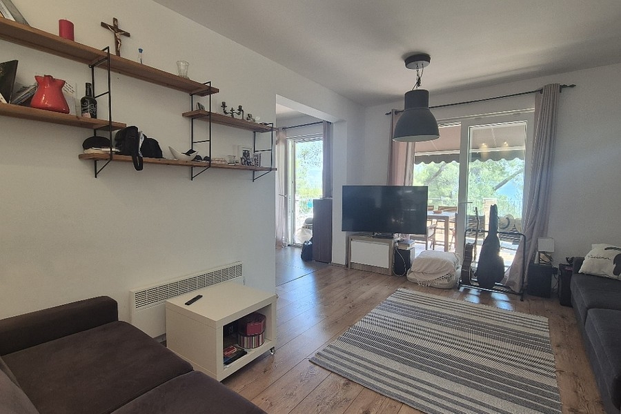 Living room with exit to the balcony