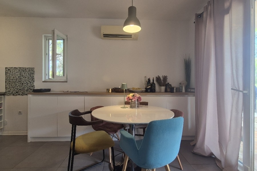Dining table in front of the kitchenette