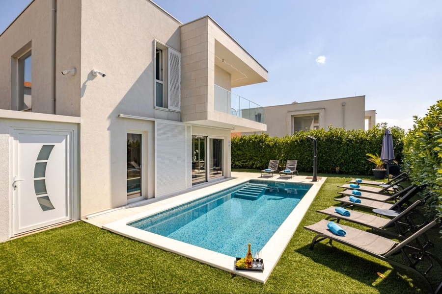 Modern villa with heated pool in Kastel Gomilica