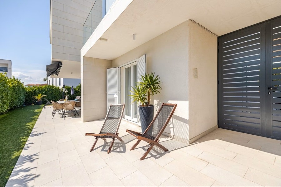 Terrace at the entrance with loungers