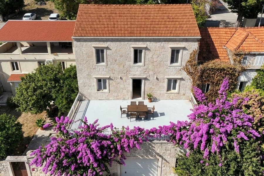 Restored stone house with guest house in the interior of Korcula