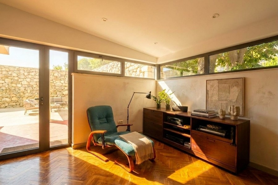 Study with herringbone parquet and access to the terrace