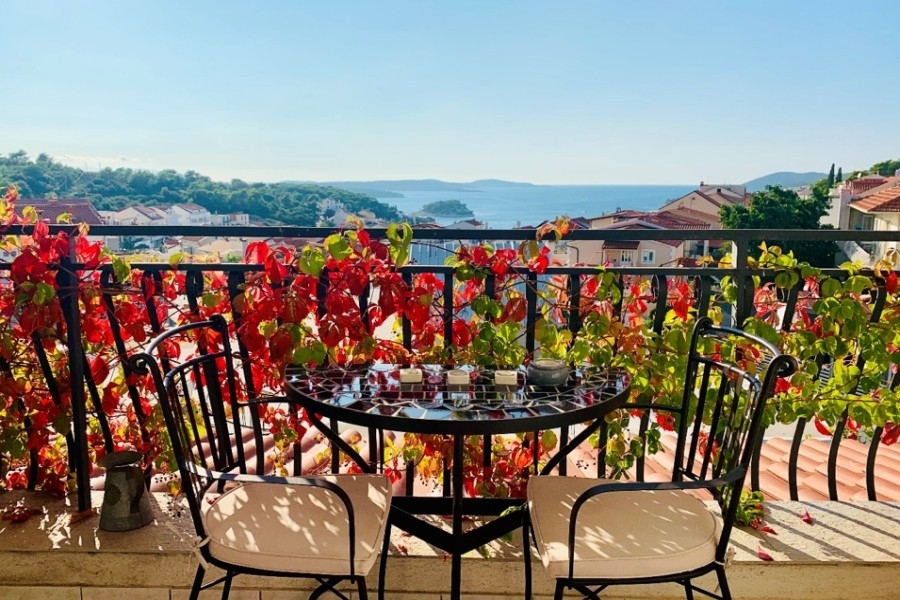 House with pool and sea view in Hvar town, balcony with flowers
