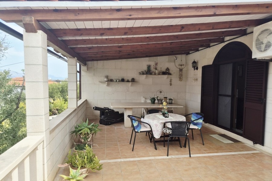 Covered terrace with dining table