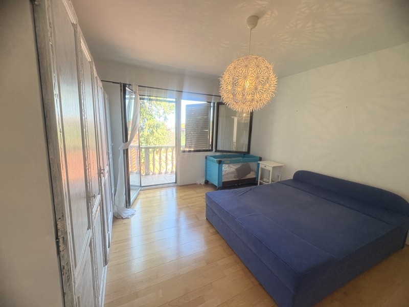 Bedroom with access to the balcony