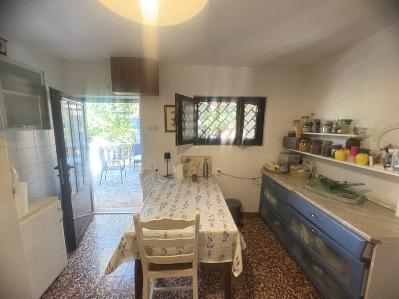 Kitchen with dining table and door to the terrace