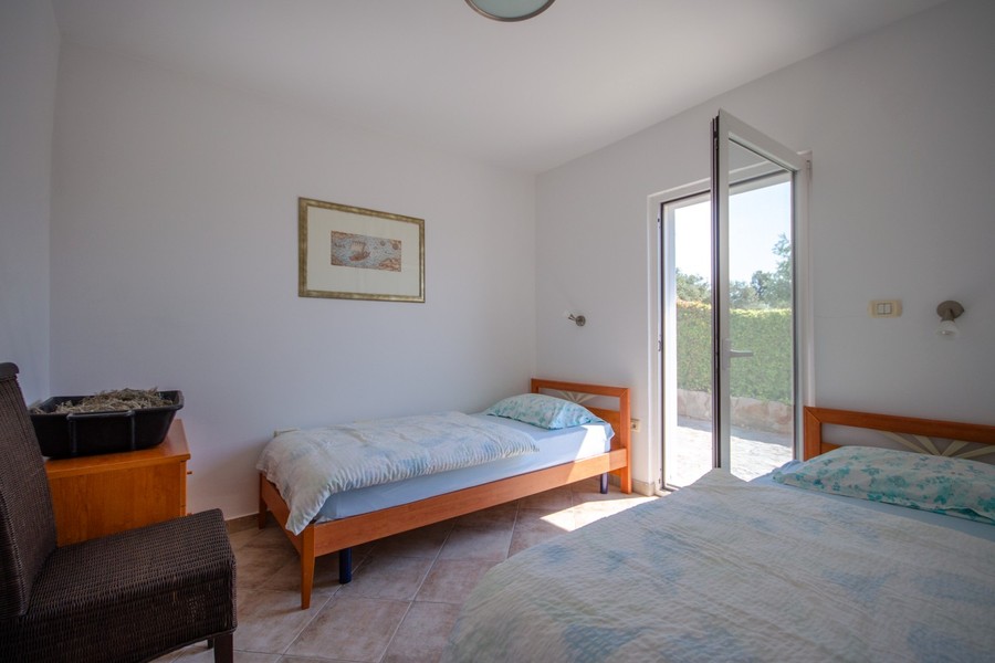 Bedroom with single bed and access to the outside