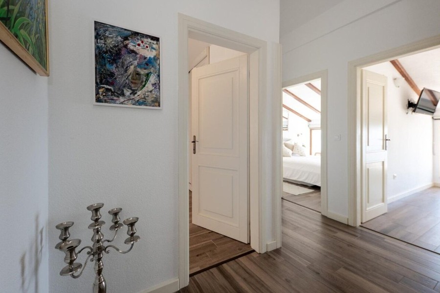 Hallway with wooden floors to the bedrooms