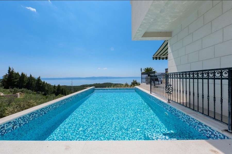 Villa with infinity pool and sea views near Makarska