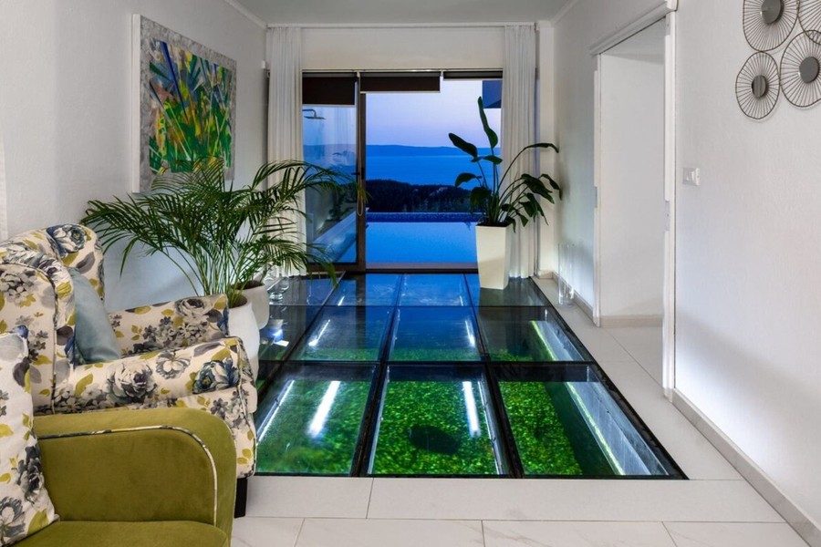 Hallway with glass floor and sea view