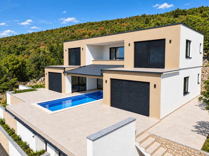 Villa with garage and swimming pool