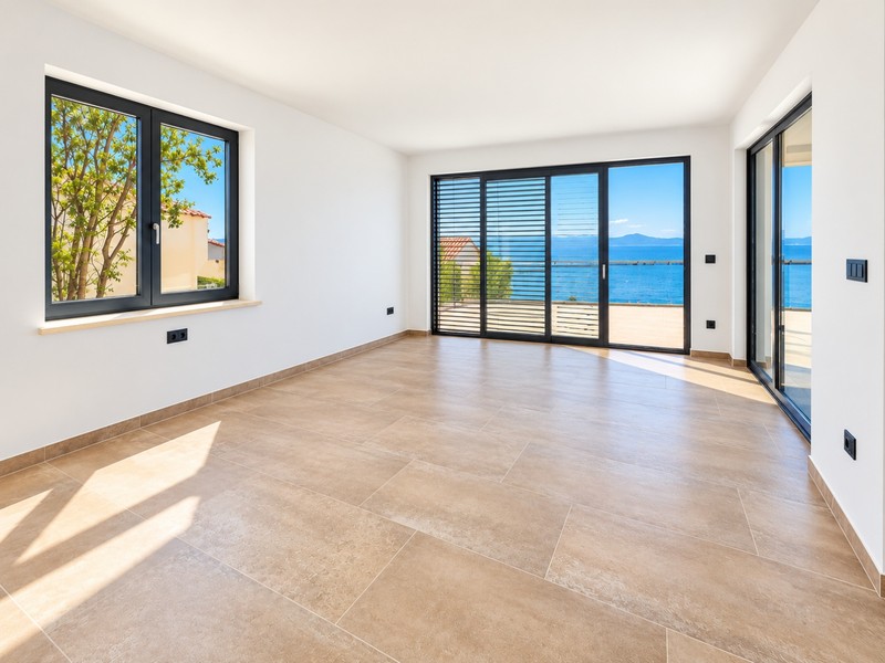 Bright room with sliding door to the terrace