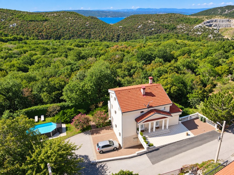 House with three apartments, pool and garden near Crikvenica