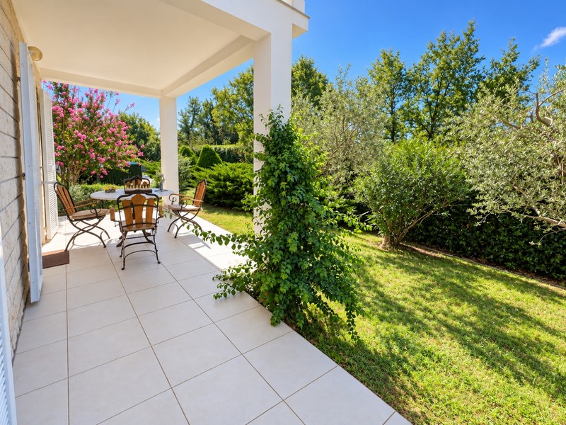 Covered terrace with seating in the garden