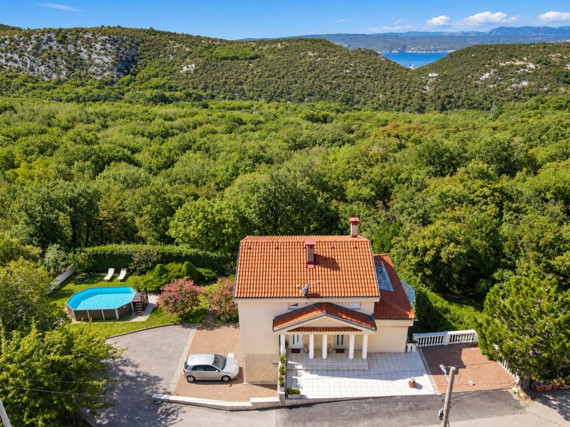 House in the countryside with pool, view over the forest