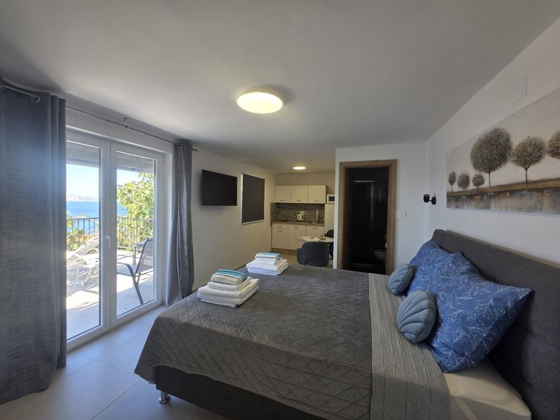Studio with double bed and patio door