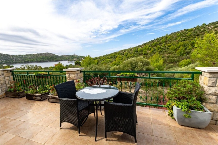 House with sea view and studio apartments on Lastovo Island