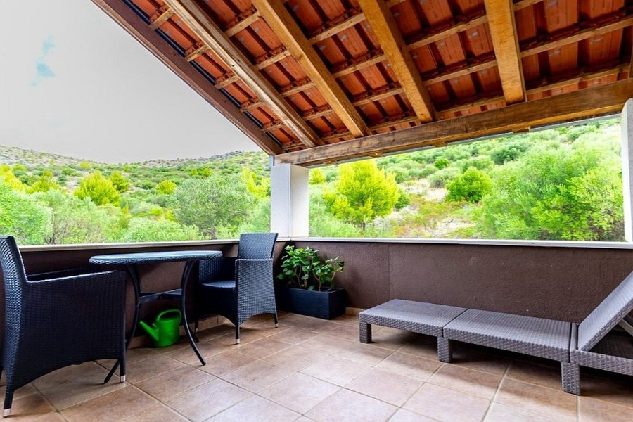 Covered terrace with view of the greenery