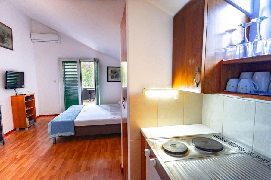 Studio with double bed and kitchenette