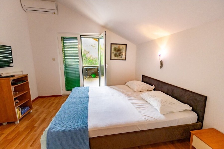 Bedroom with access to the terrace
