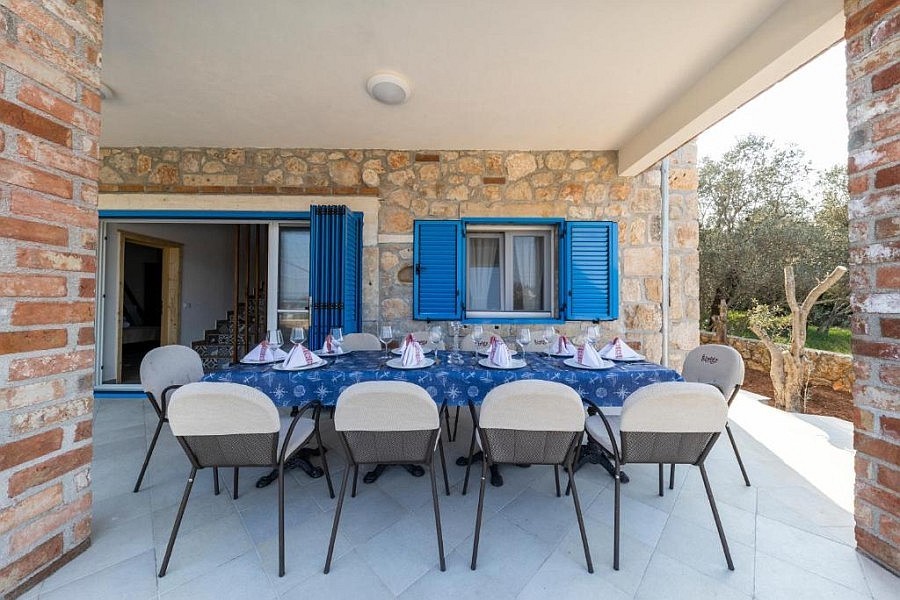 Covered terrace with large dining table