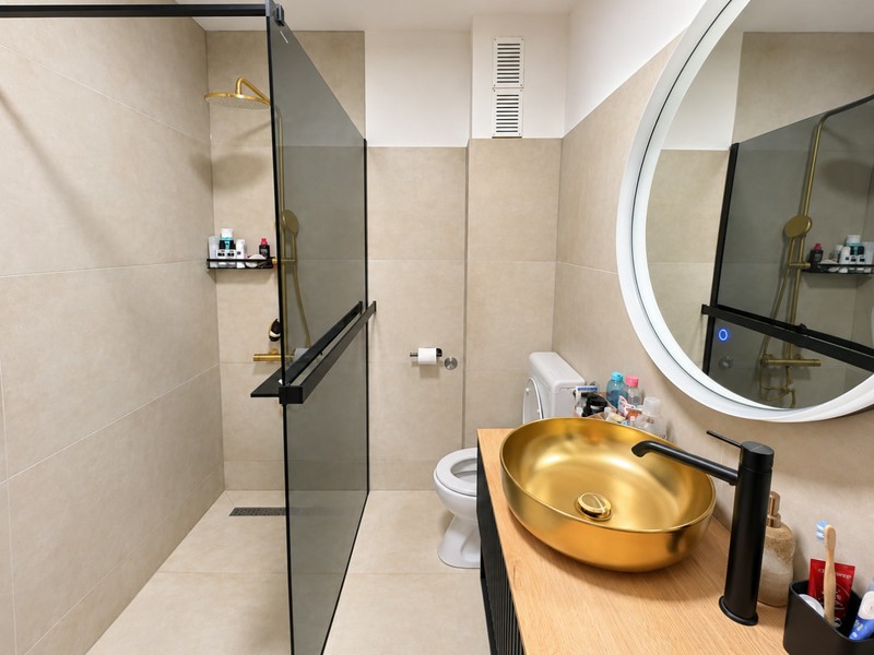 Bathroom with shower and washbasin