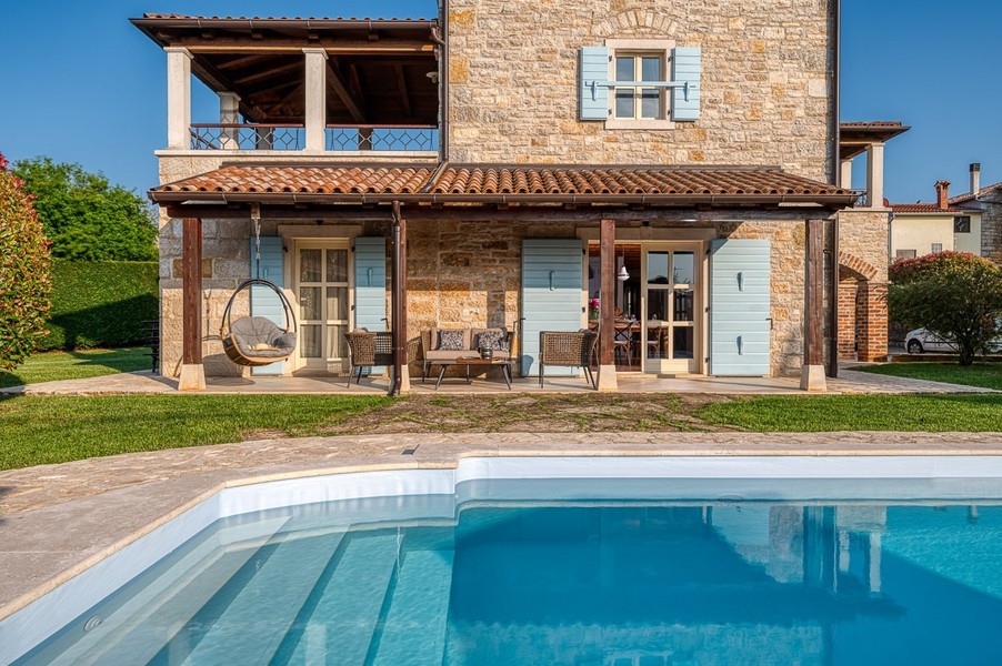 Stone villa with pool and covered terrace in Visnjan, Istria