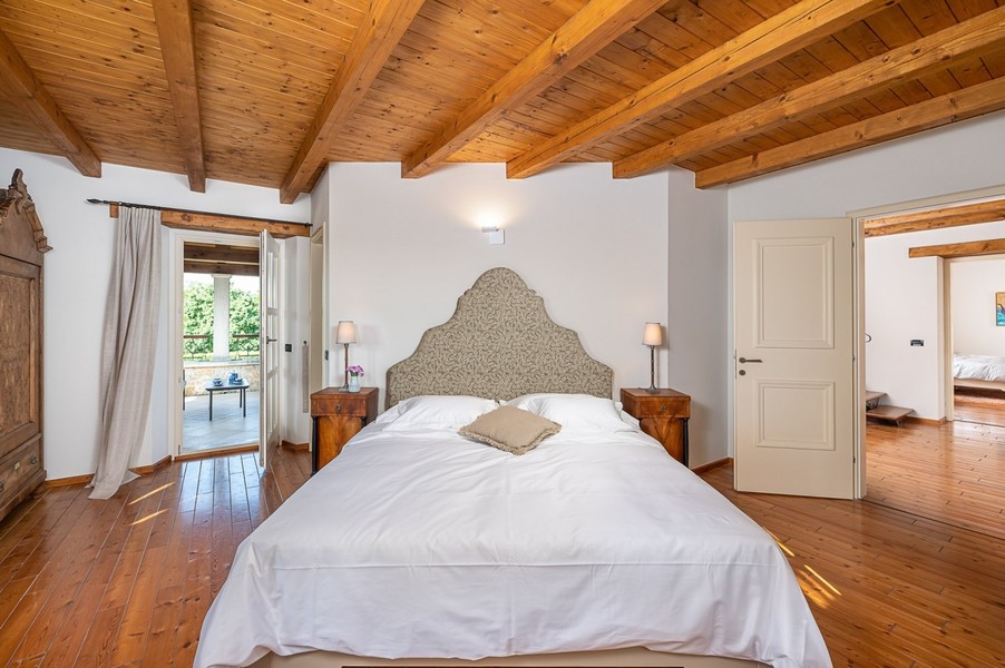 Bedroom with double bed and access to the balcony