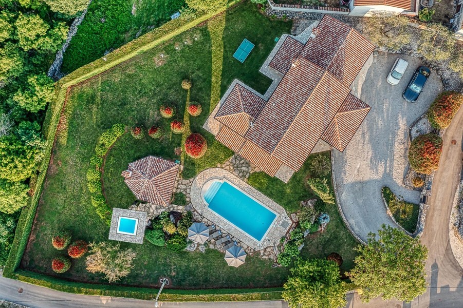 Aerial view of house, pool and garden with hedge