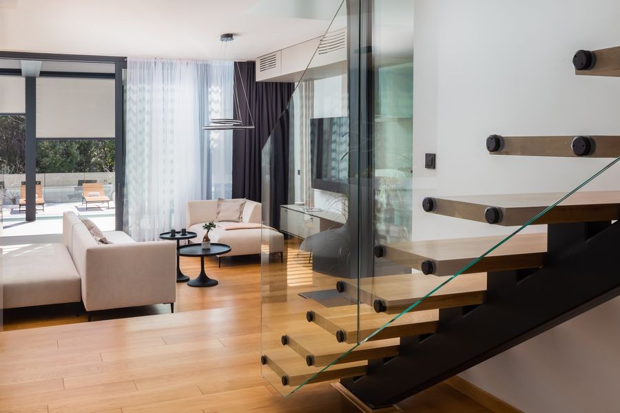 Floating staircase with glass balustrade