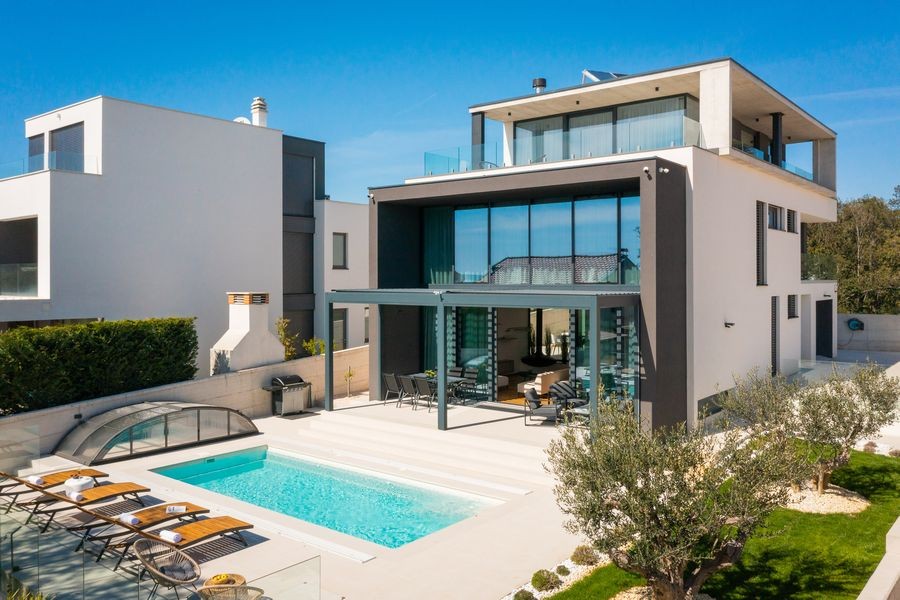 Villa with pool and garden near Zadar