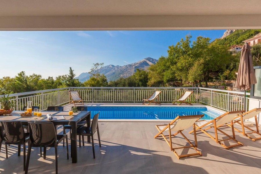 Pool with sun loungers and view of the mountains