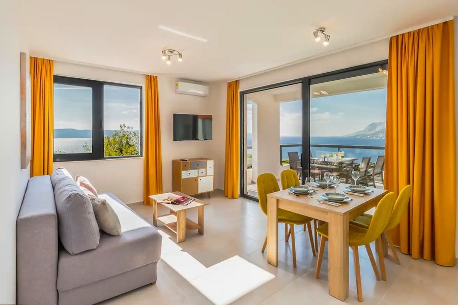 Living area of the upper apartment with sea view