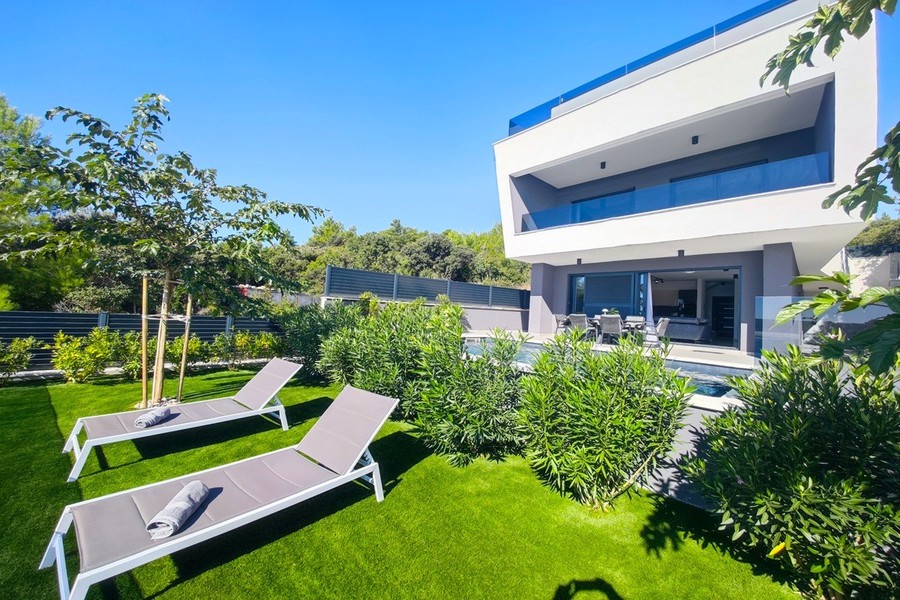 Garden with lawn in front of the villa