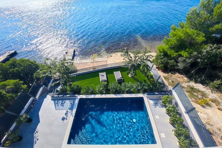 Seafront villa with pool in Posedarje