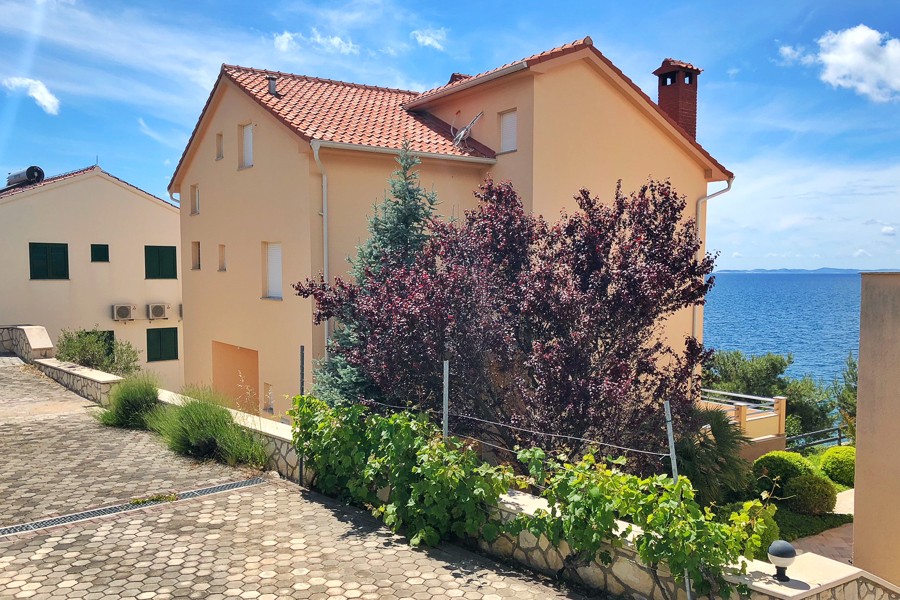 House with garden and paved courtyard