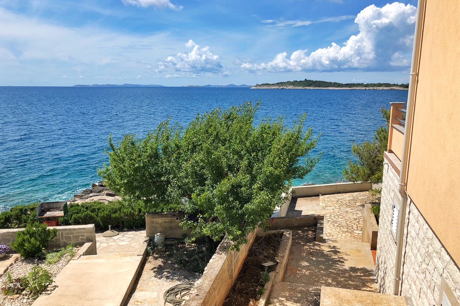 Garden with path down to the water