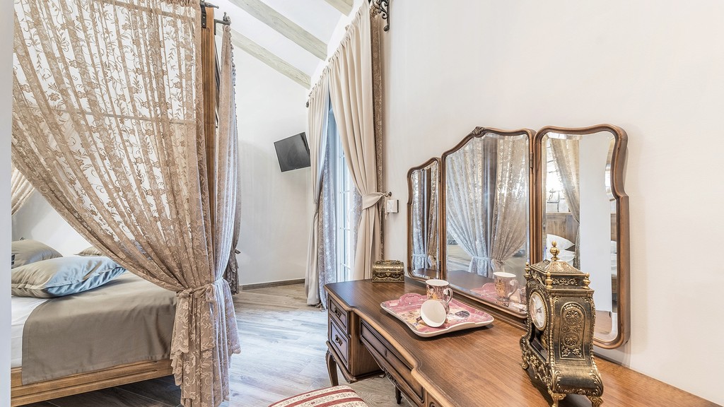 Bedroom with dressing table