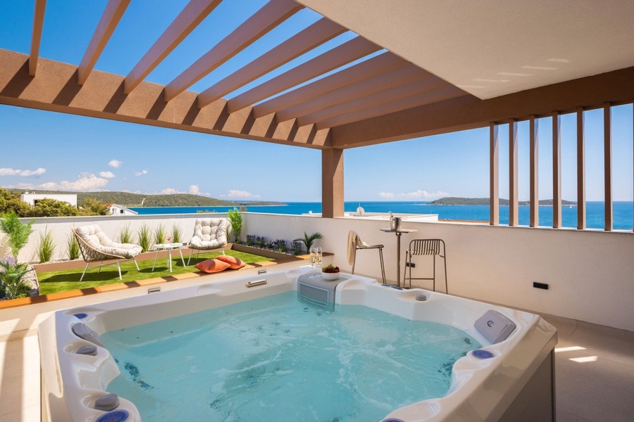 Jacuzzi under pergola with sea view