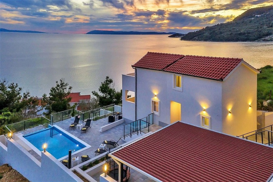 Villa with pool on the slope above the sea