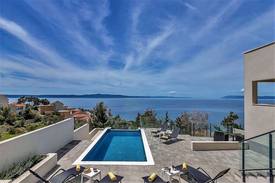Villa with pool and sea view in Brela