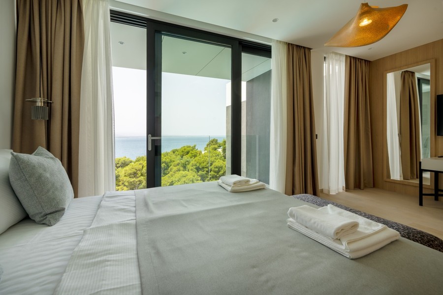 Bedroom with view of the sea