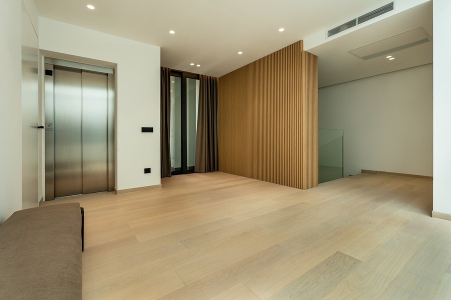 Lift in the hallway