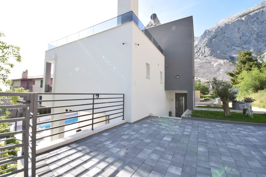 Roof terrace with view of the mountains